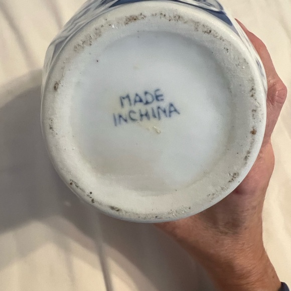 Beautiful Blue and white print vase made in China - Picture 2 of 3